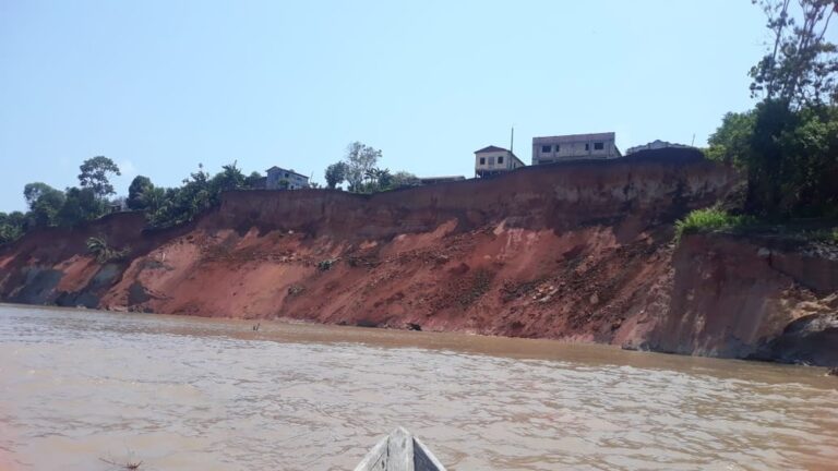 Solidariedade às margens do rio Amazonas: Instituição pede doações a comunidade atingida por deslizamento de barranco