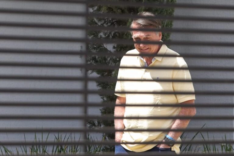 “Estão parecendo urubu na carniça”, diz Bolsonaro a fotógrafos após 2º dia de julgamento no STF