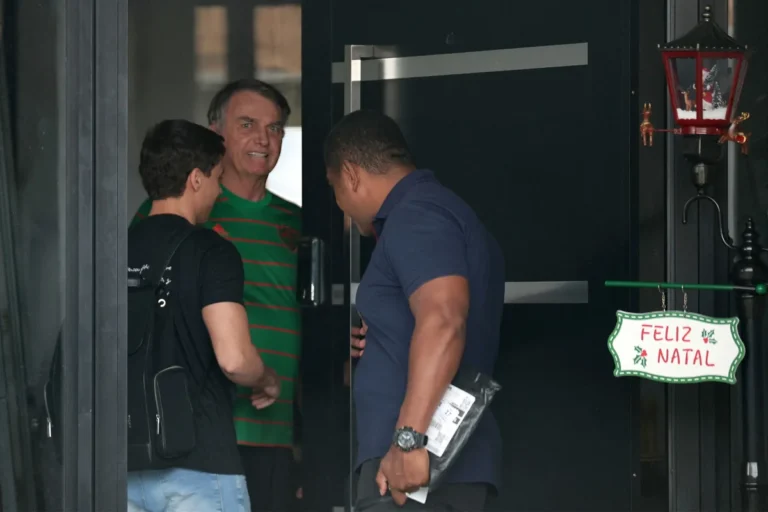 Nikolas Ferreira reage à prisão de Bolsonaro e acusa sistema judiciário de perseguição política