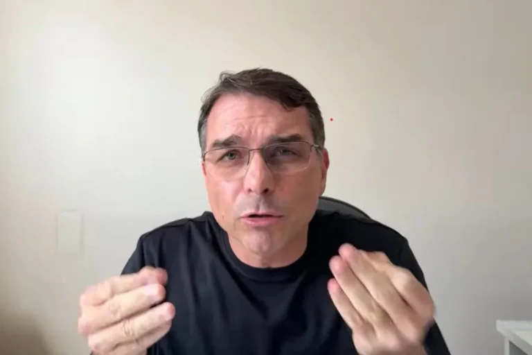 Flávio Bolsonaro responsabiliza Moraes por eventual agravamento da saúde do ex-presidente durante prisão preventiva