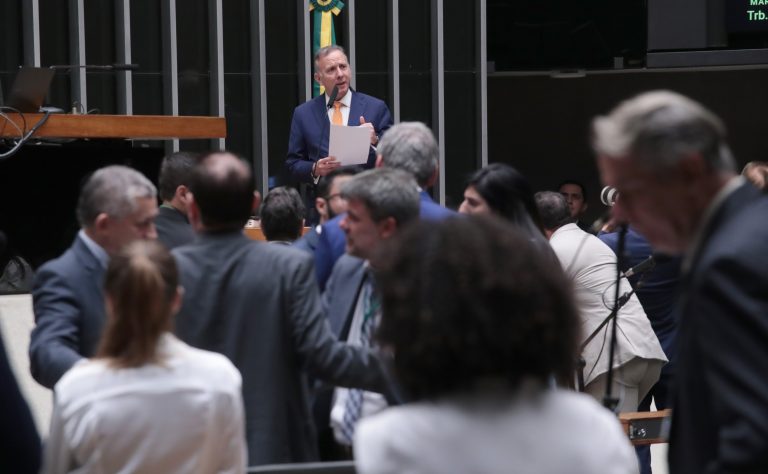 Câmara aprova projeto que reduz benefícios fiscais federais e aumenta tributação de bets e fintechs