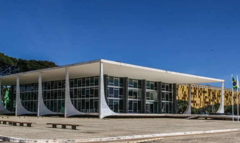 Mendonça vota para validar mínimo existencial em R$ 600