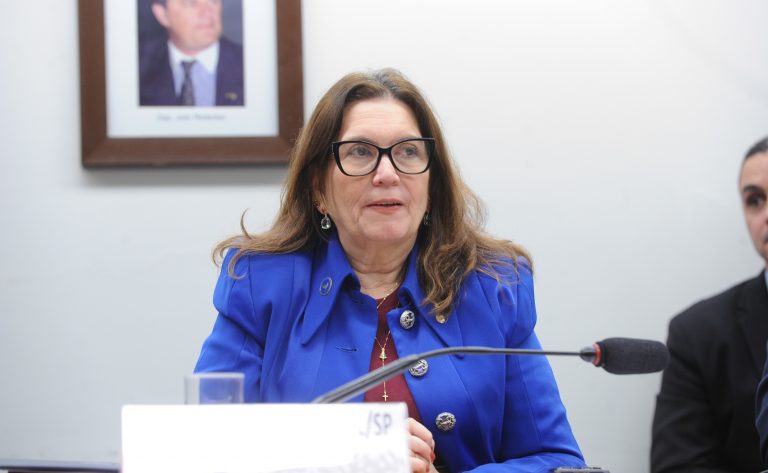 Comissão aprova projeto que impede condenados de lucrar com livros e filmes sobre seus crimes