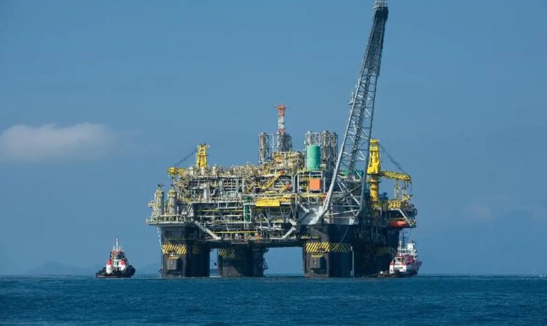 Vazamento de gás paralisa plataforma da Petrobras na Bacia de Campos