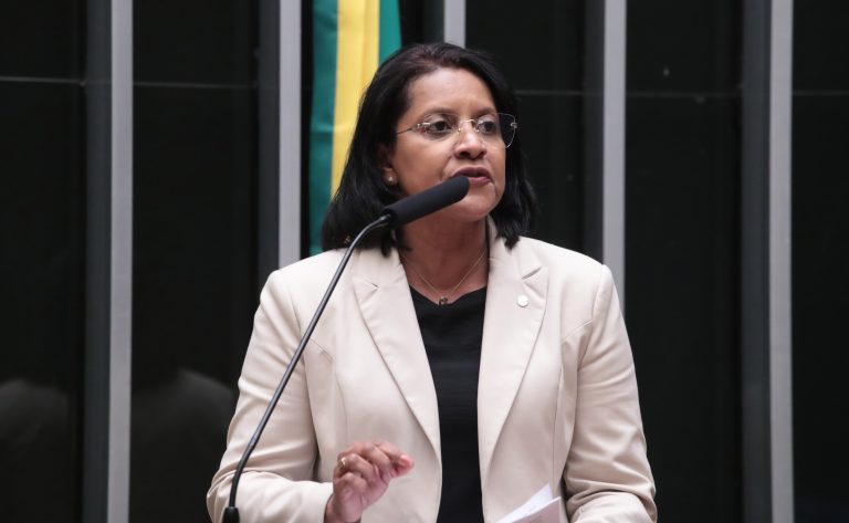 Comissão aprova projeto que garante licença-maternidade de 180 dias a mulheres com mandato eletivo