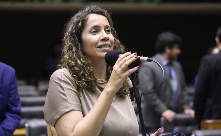 Comissão aprova regras para uso de imagens e obras autorais por inteligência artificial
