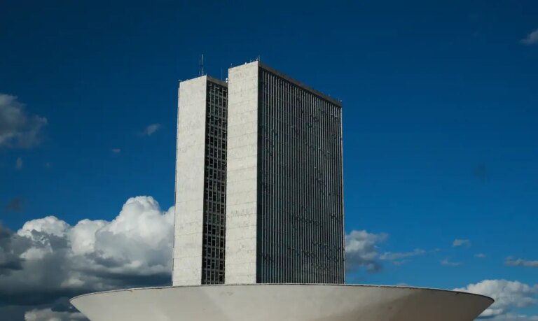 Câmara Cancela Passaportes Diplomáticos de Eduardo Bolsonaro e Alexandre Ramagem Após Perda de Mandato: Entenda as Implicações