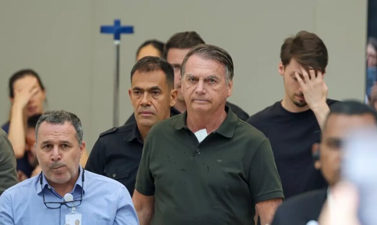 Ordem de Moraes: Bolsonaro Deixa Custódia da PF para Cirurgia de Hérnia Inguinal e Soluço Persistente