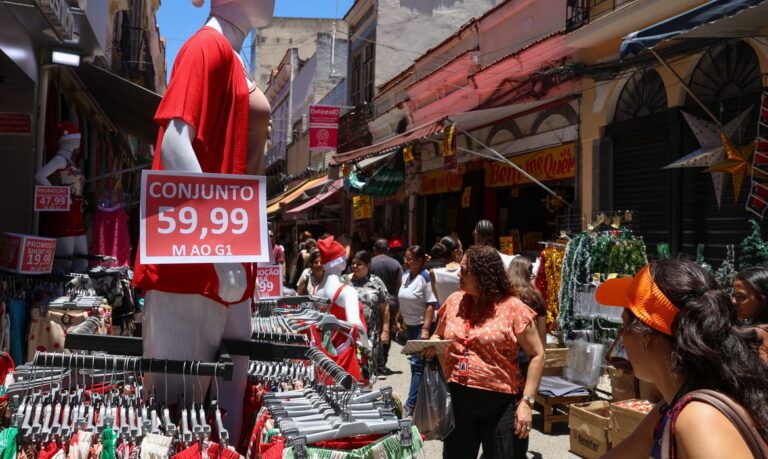 Corrida Final de Natal: Saara, no Rio, Ferve de Compradores em Busca de Pechincha; Inflação da Ceia Traz Surpresas