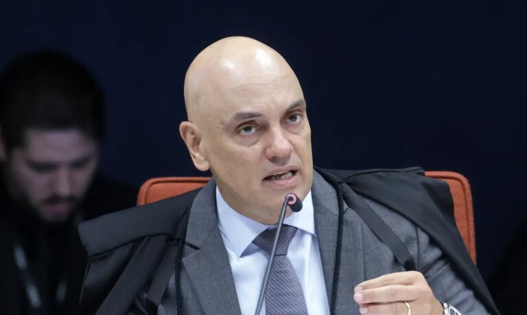 Alexandre de Moraes Libera Filhos de Bolsonaro para Visitas Durante Internação Hospitalar