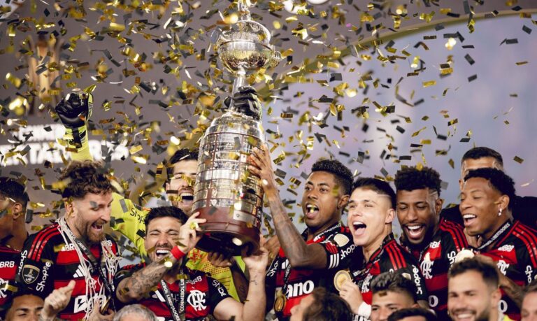 Flamengo Brilha em 2025: Tetra da Libertadores e Eneacampeonato Brasileiro Marcam Temporada Histórica