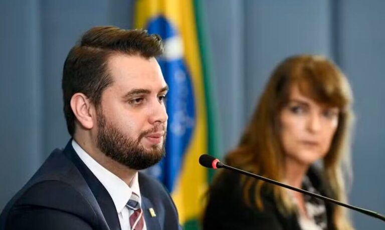 Alexandre de Moraes Insta sobre Filipe Martins: Ex-assessor de Bolsonaro em Domiciliar Sob Suspeita de Usar LinkedIn
