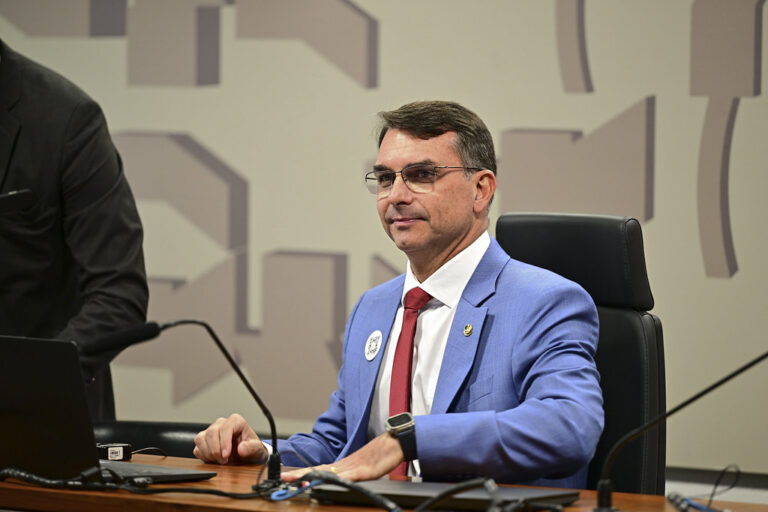 Flávio Bolsonaro dispara: “Só a derrota de Lula salva meu pai da prisão” e crava candidatura irreversível em 2026