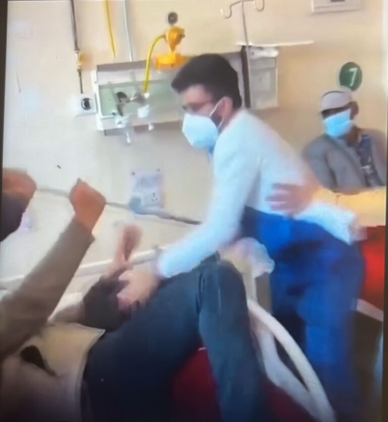 Médico é flagrado agredindo paciente durante atendimento em hospital na Índia
