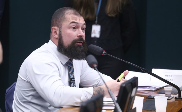 Porte de Arma para Clubes de Tiro: Novas Regras Aprovadas em Comissão na Câmara