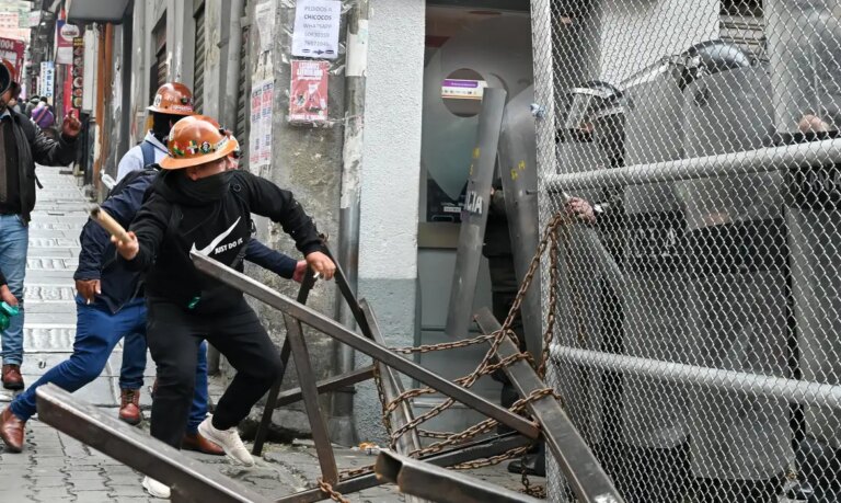 Bolívia em Ebulição: Protestos em Massa Desafiam Governo Após Fim de Subsídios aos Combustíveis