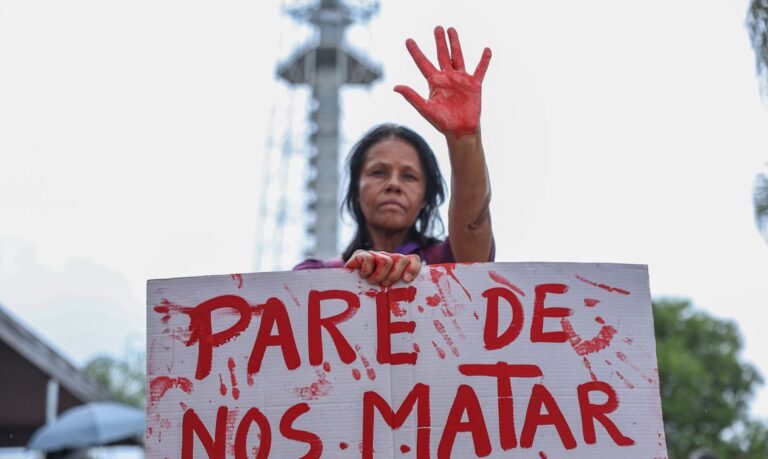 Feminicídio na Liberdade: Mulher Morta a Facadas Apesar de Medida Protetiva