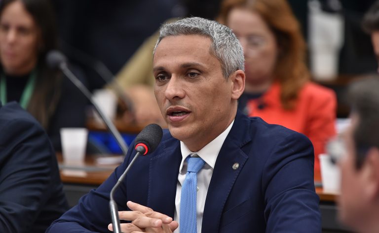 Câmara Aprova Lei Contra Erotização Infantil em Propagandas: O Que Muda?