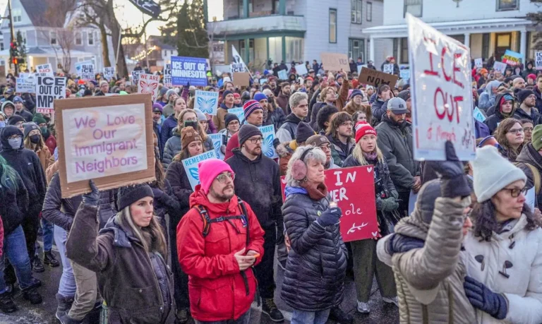 Morte de Mulher por Agente do ICE em Minneapolis Gera Protestos e Debate Nacional