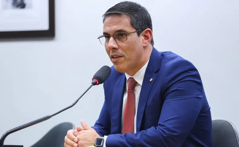Internet Gratuita para Todos: Municípios Lideram Nova Política de Inclusão Digital com Fundos do Fust