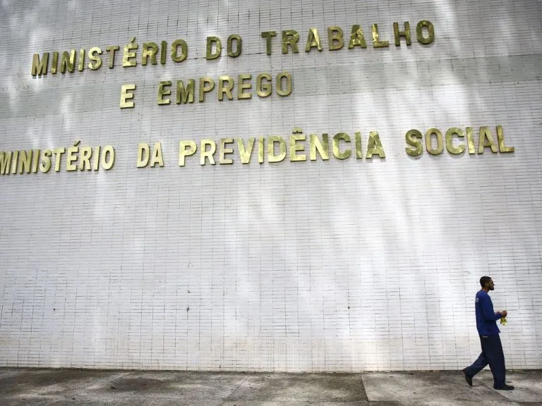 Servidores Federais: Governo Propõe Reformulação de Carreiras e Salários com Impacto para 200 Mil Pessoas