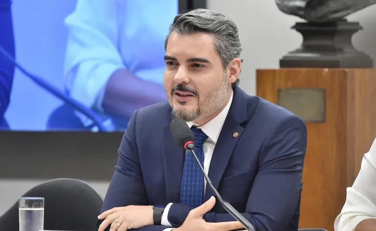 Ônibus Mais Modernos e Verdes: Deputados Aprovam Diretriz para Pontos Sustentáveis