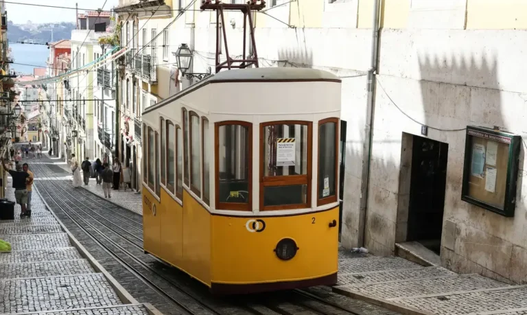 Portugal Decide: Eleições Presidenciais em Andamento com Recorde de Candidatos