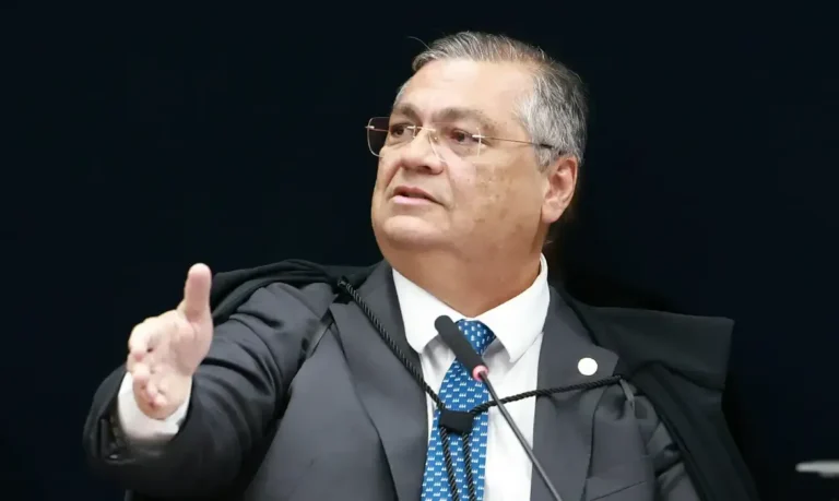 Passageira que hostilizou Flávio Dino em voo se torna ré no STF