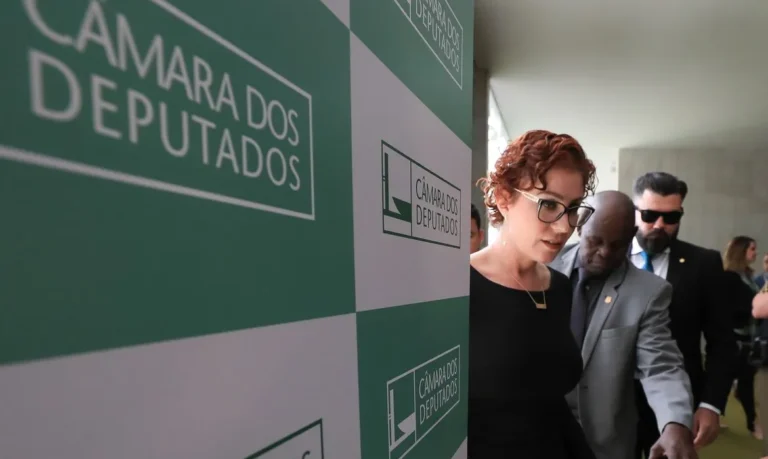 Extradição de Carla Zambelli: Julgamento Crucial Acontece Hoje na Itália