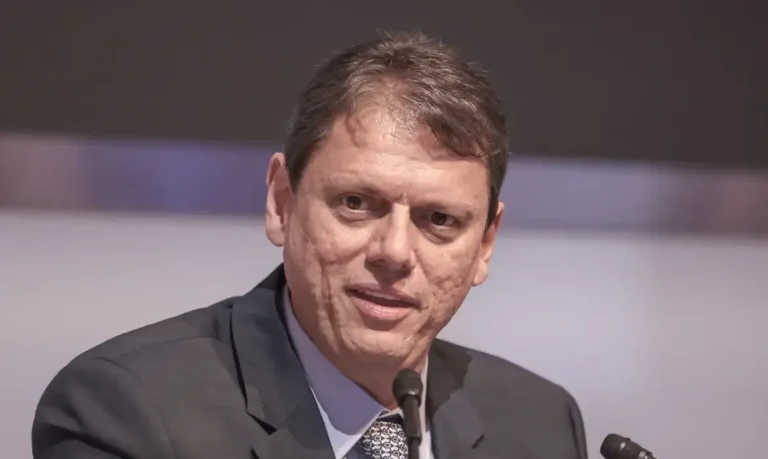 Tarcísio de Freitas Visitará Jair Bolsonaro na Prisão; Encontro Pode Redefinir Cenário Eleitoral de 2026