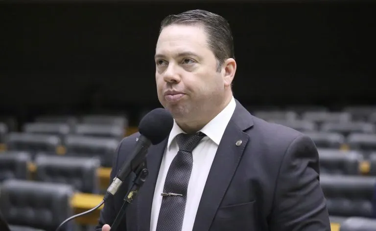 Polêmica em Brasília: Deputados Aprovam Instalação de Estandes de Tiro em Residências