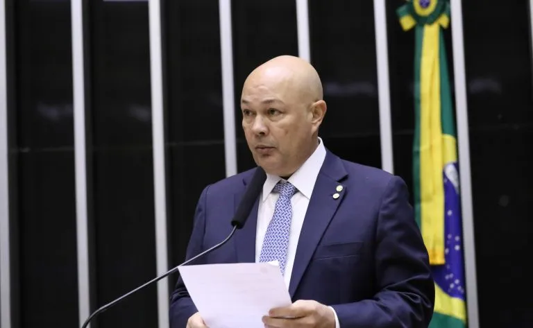 Políticos na Mira: Proposta na Câmara Quer Barrar Lucros com Mandato em Redes Sociais