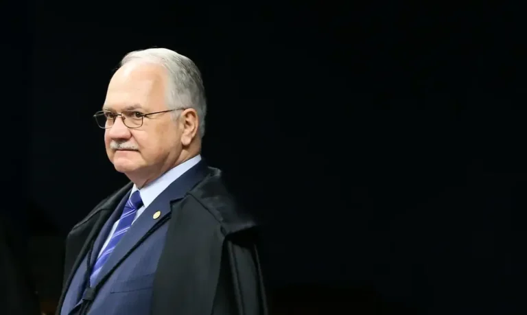 Fachin Defende Toffoli e STF em Caso Banco Master: ‘Democracia em Jogo’