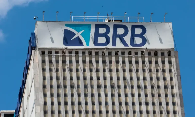 Diretor do BRB opta por silêncio em depoimento sobre aquisição do Banco Master à PF