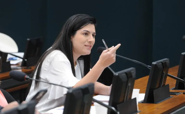 Novas leis de apoio a mães estudantes ganham força no Congresso