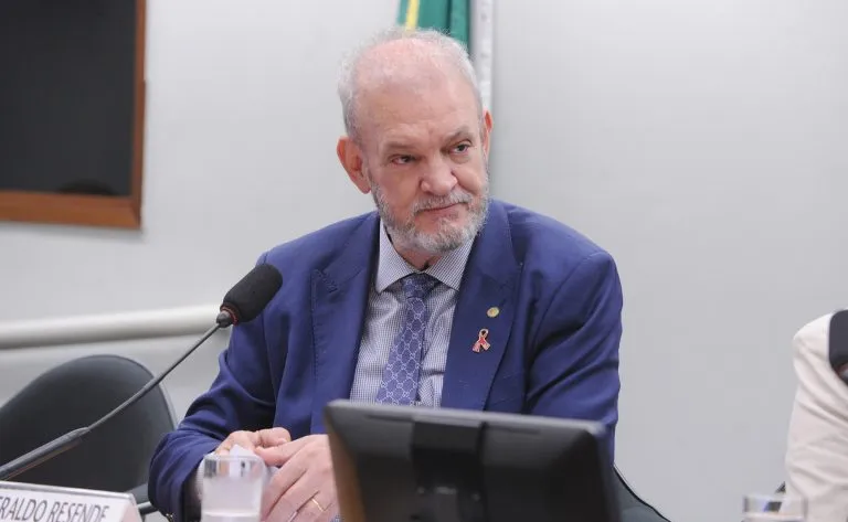 Escolas e SUS unidos para rastrear câncer infantil: nova lei em aprovação