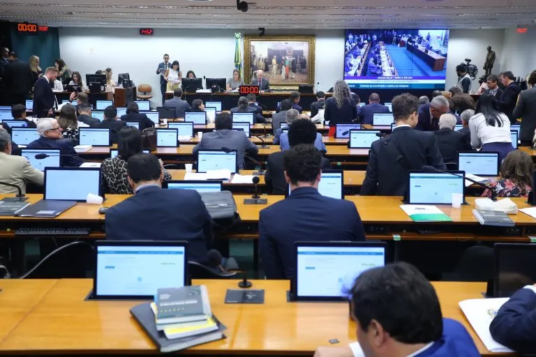 Comissões da Câmara mantêm partidos da liderança após acordo; foco em MPs e PEC
