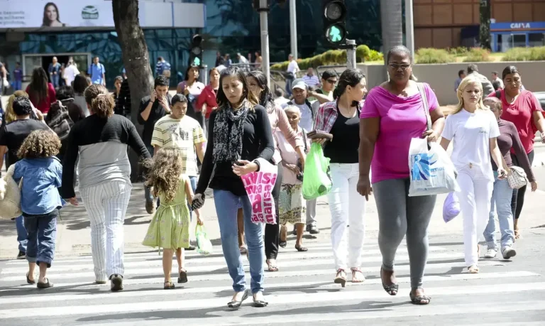 Desemprego no Brasil atinge mínima histórica de 5,1% em dezembro