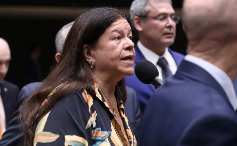 Licença remunerada para cuidar de familiar doente: projeto avança na Câmara