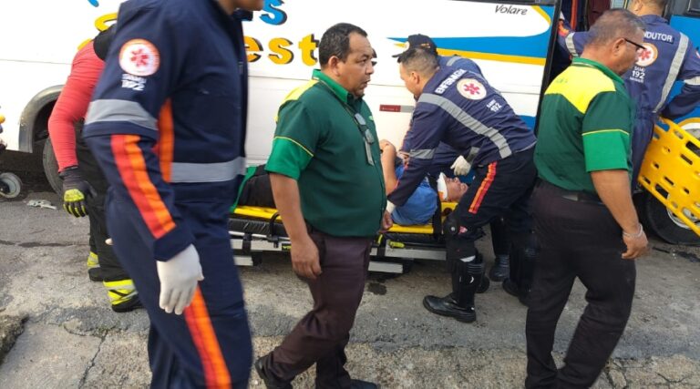 Batida violenta entre ônibus e micro-ônibus deixa 11 feridos no Distrito Industrial de Manaus