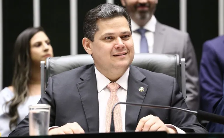 Alcolumbre pede diálogo e repúdio ao extremismo na abertura do ano legislativo