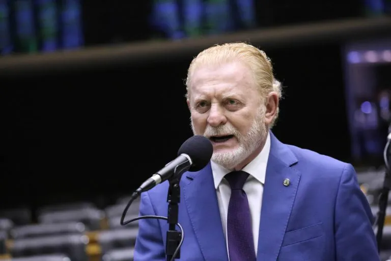Material escolar individual para alunos do CadÚnico: nova proposta em debate