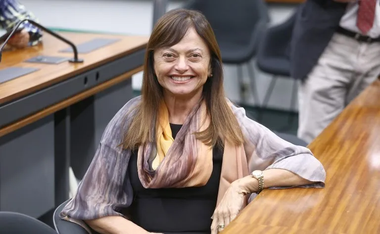 Alice Portugal assume presidência e promete combate intensificado ao feminicídio na Câmara