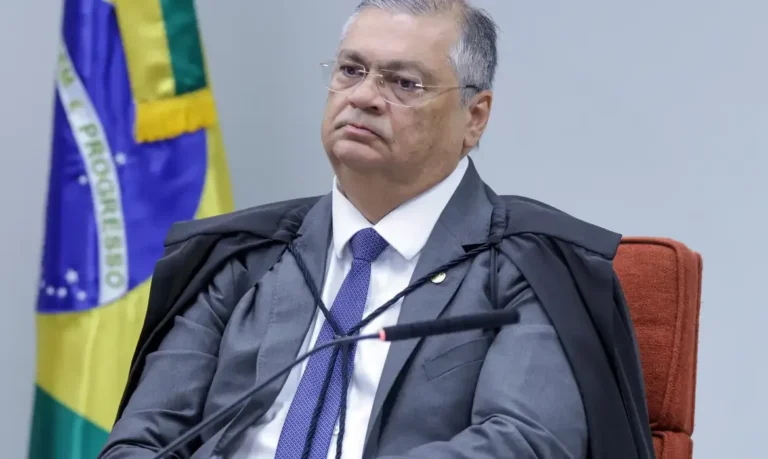Flávio Dino ordena fim de “penduricalhos” que burlam teto salarial nos Três Poderes