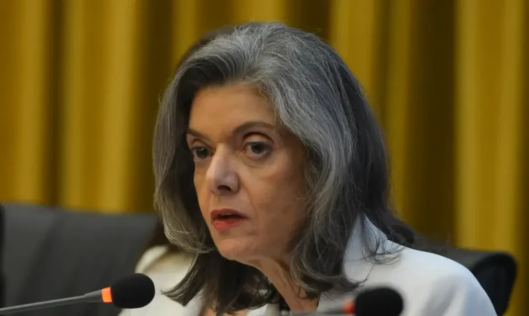 Ministra do STF Cármen Lúcia se posiciona contra gratificação a aposentados do INSS