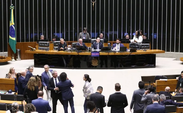 Câmara dos Deputados pode endurecer multas para adulteração de combustíveis e debater universidades federais