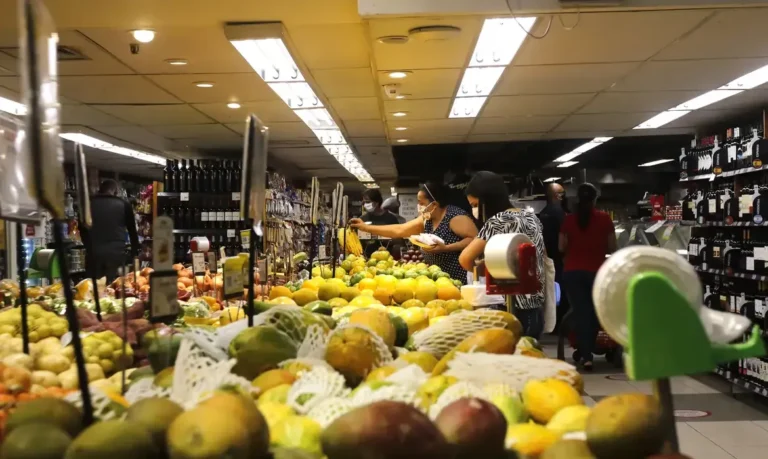 Inflação para famílias de baixa renda acelera em janeiro e supera 4% em 12 meses