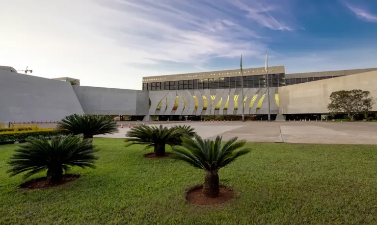 Ministro do STJ é afastado cautelarmente após denúncia de importunação sexual