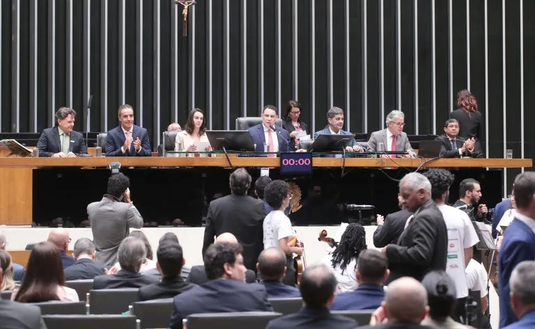 Câmara adia votações após impasse entre líderes partidários