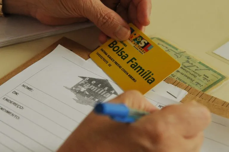 Bolsa Família pode ter 13º salário: projeto avança na Câmara dos Deputados